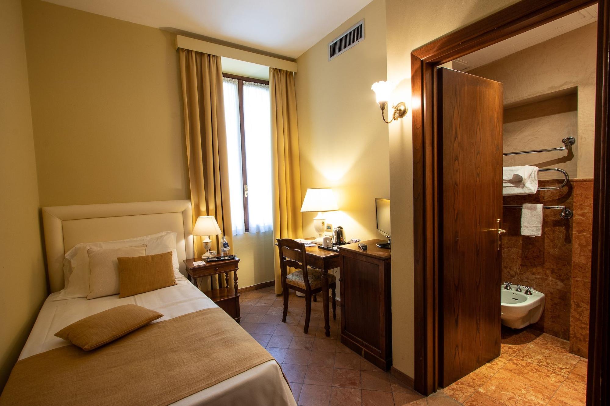 Albergo Le Due Corti Como Exterior photo