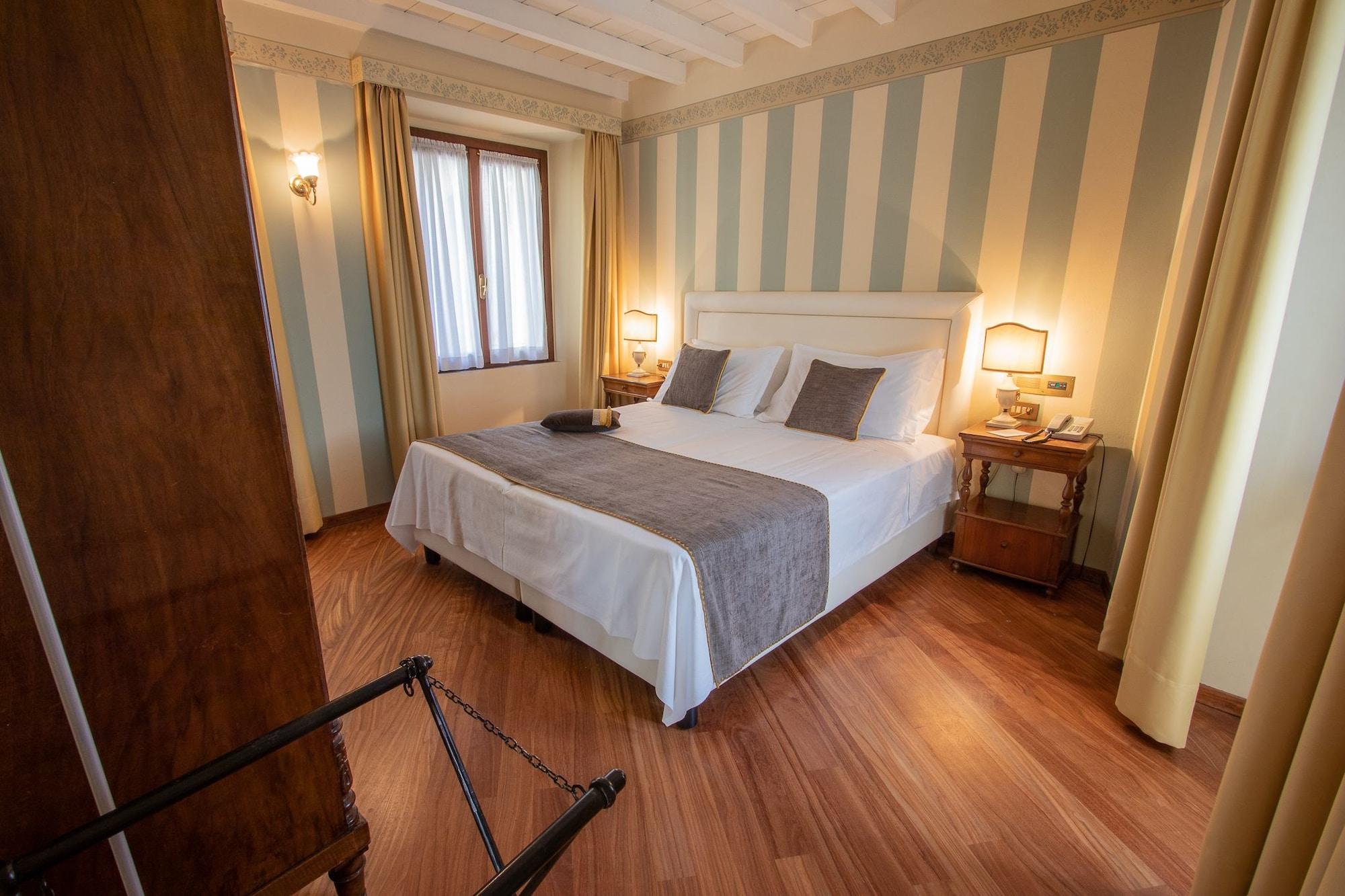 Albergo Le Due Corti Como Exterior photo