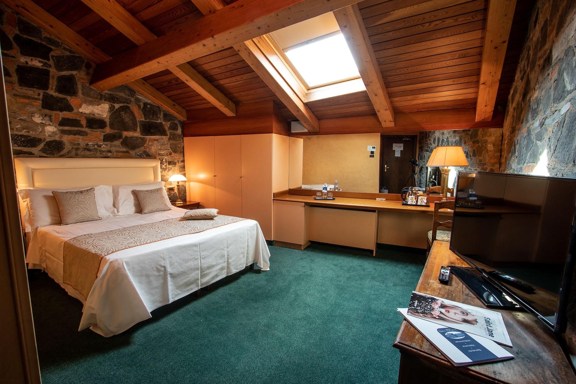 Albergo Le Due Corti Como Exterior photo